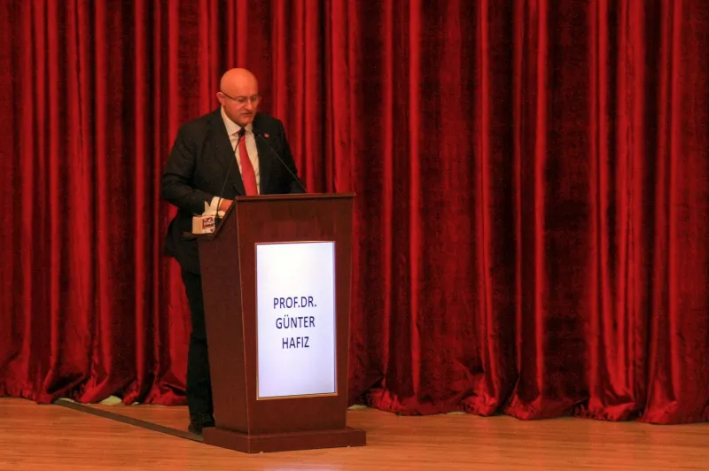 Prof. Dr. Günter Hafız am Rednerpult während einer Universitätskonferenz