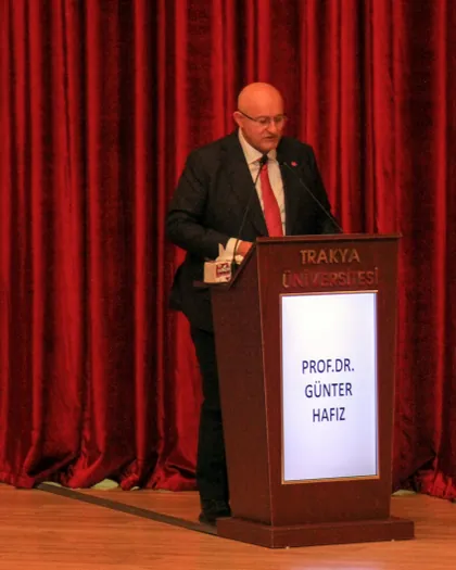 Prof. Dr. Günter Hafız giving a lecture at a university conference